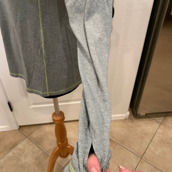Danskin Now gray workout top Size Medium - Picture 3 of 8